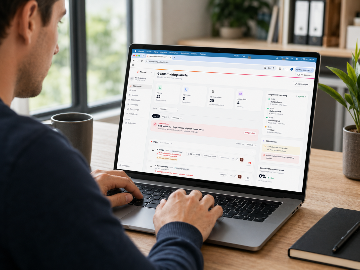 Flowend-dashboard op een laptop met AI-aanbevelingen, urgente leads en scores